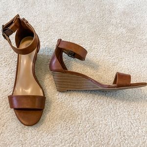 Low heel platform sandal with ankle strap